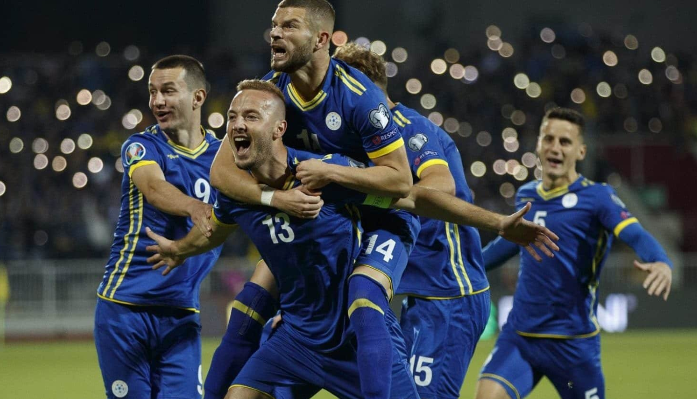Kosova kërkon pikë maksimale në Rumani, këto televizione e transmetojnë ndeshjen