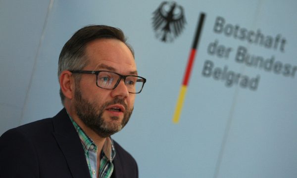 Deputeti gjerman: Jam kureshtar të shoh çfarë justifikimi do të ketë Vuçiqi për sulmin në veri