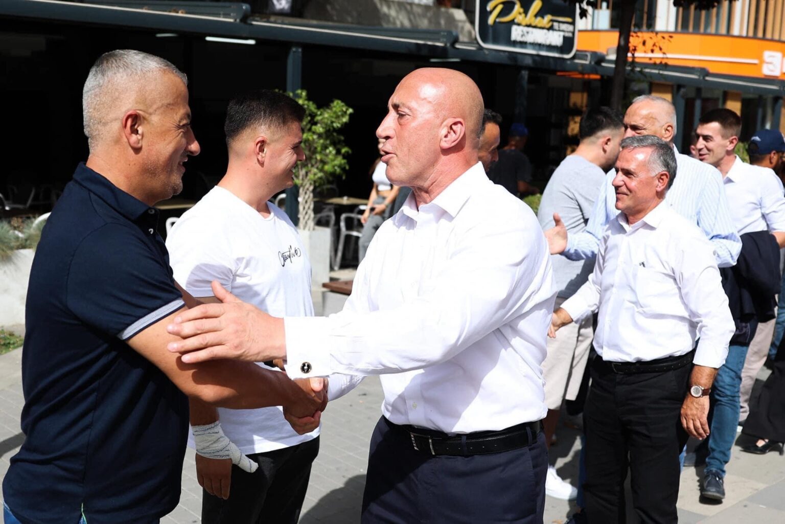 Ish-deputeti i LDK-së ‘aderon’ në AAK, shfaqet me Ramush Haradinajn