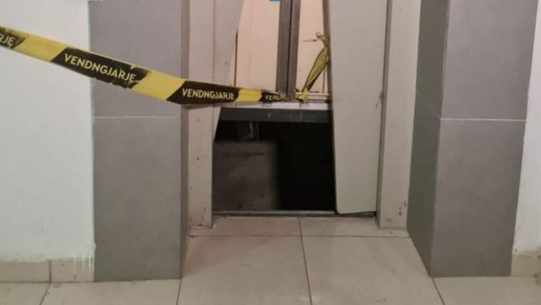 Këputet kavoja e ashensorit në një objekt në Gjakovë, lëndohen rëndë dy persona