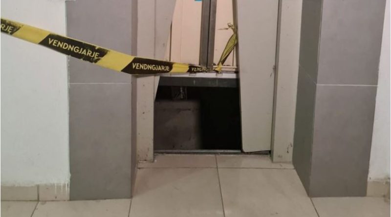 Këputet kavoja e ashensorit në një objekt në Gjakovë, lëndohen rëndë dy persona