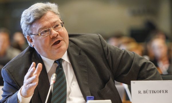 Deputeti gjerman: Vuçiq po gënjen paturpësisht, po krijon mjedis për agresion kriminal kundër Kosovës