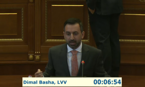 Dimal Basha për Martin Berishajn: Në publik i thojnë hajn, në komision parlamentar u përqafonin