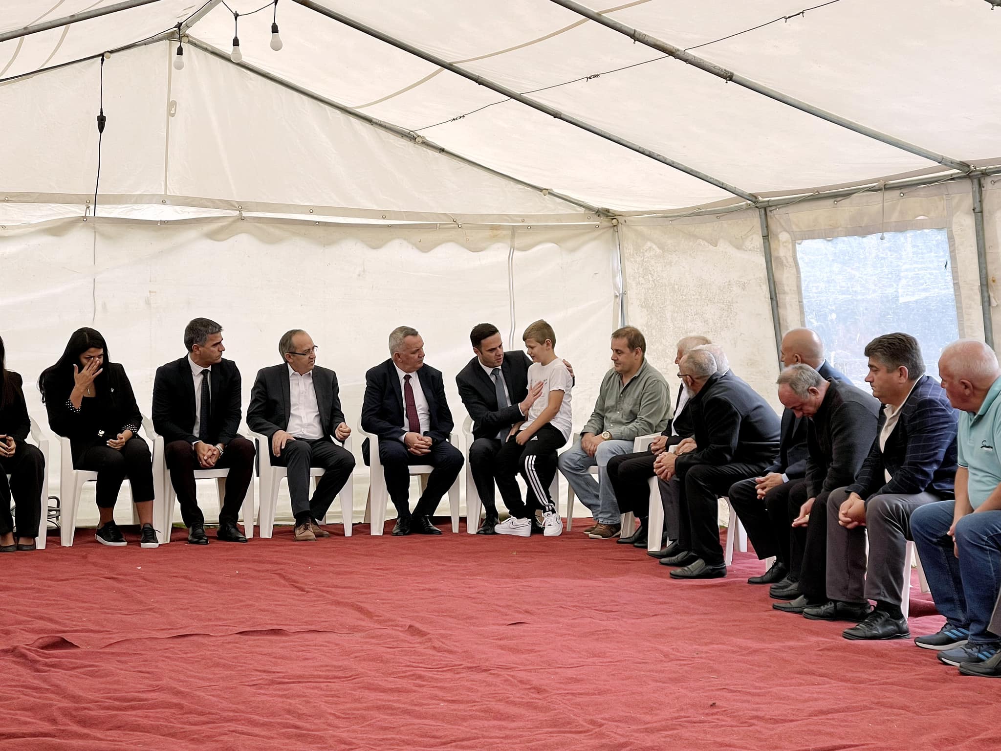 Abdixhiku viziton familjen e policit të vrarë