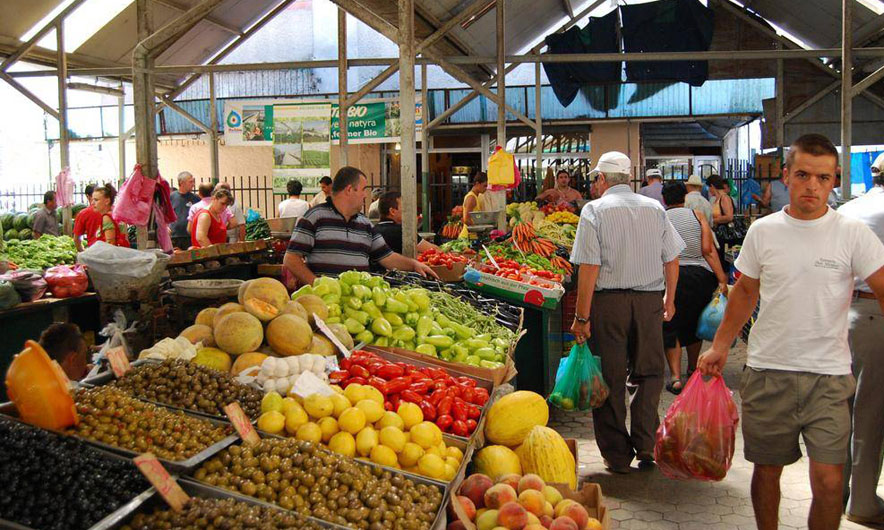 Rriten çmimet e perimeve në treg, ankohen konsumatorët