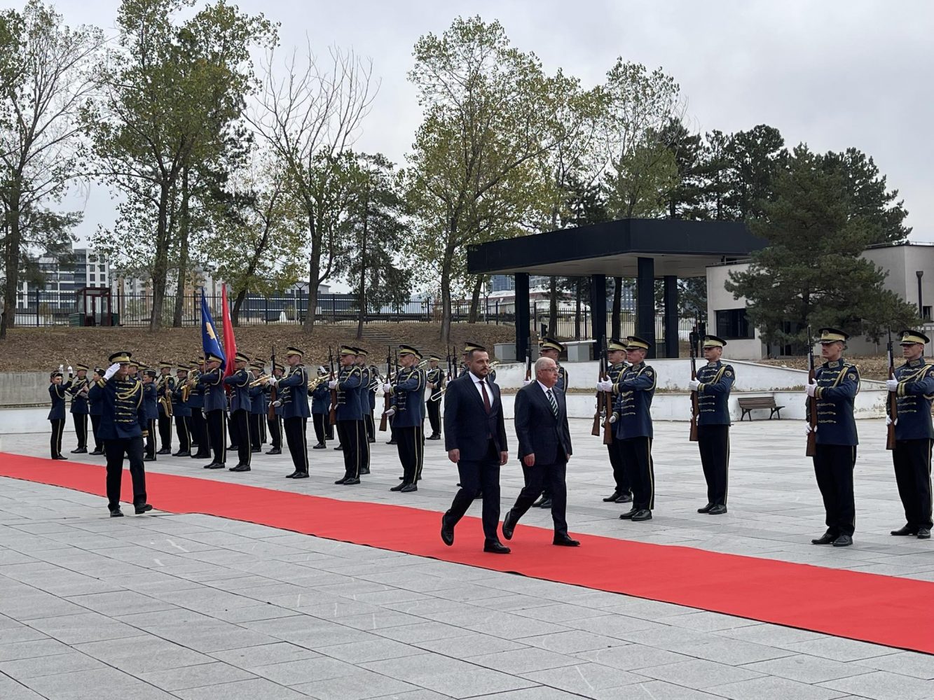 Ministri i Mbrojtjes së Turqisë zbarkon në Kosovë, pritet me ceremoni shtetërore nga homologu i tij