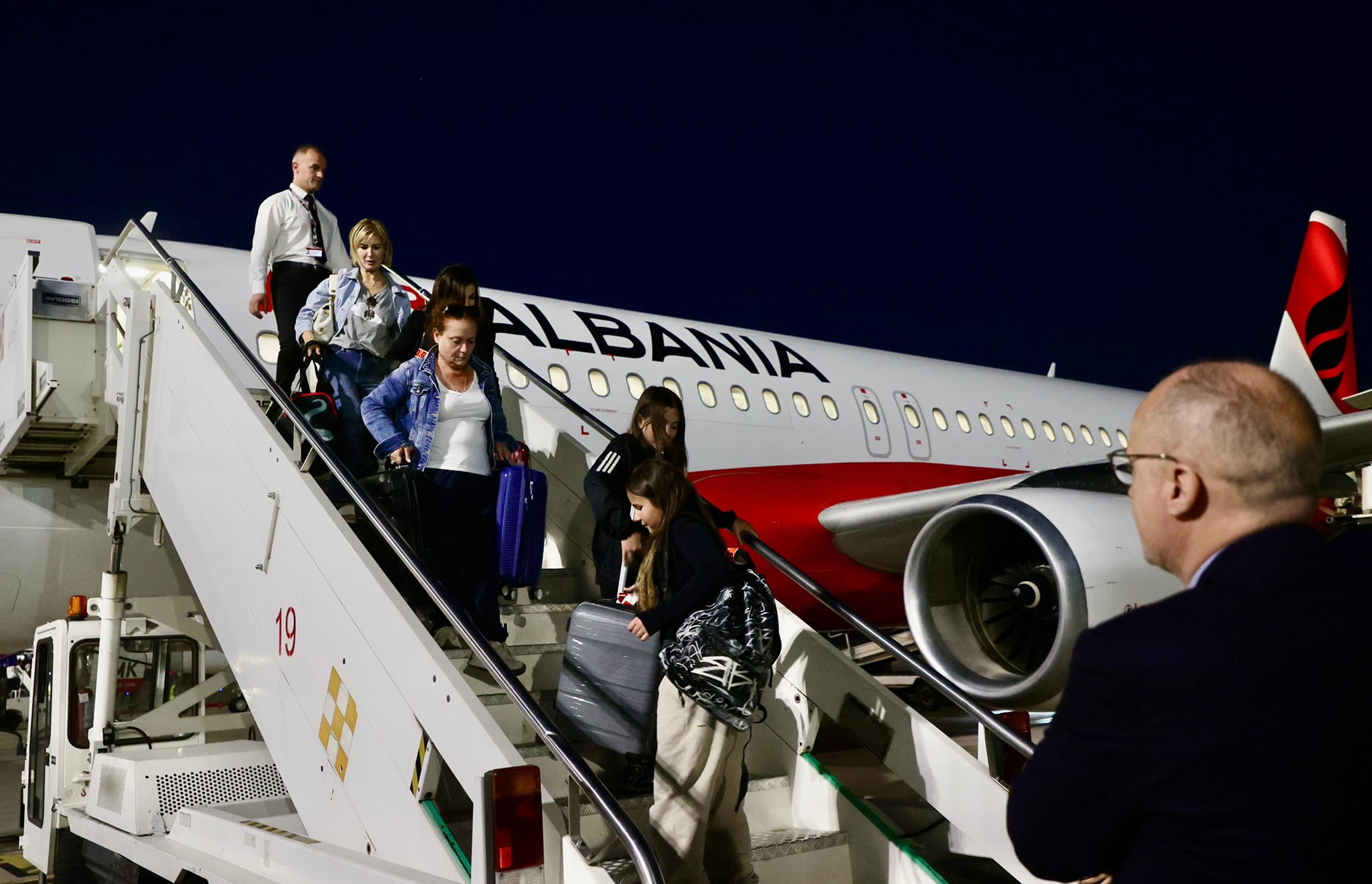Mediat në Shqipëri: Shqipëria evakuuon dhe vajzën e ministrit Sveçla nga Izraeli
