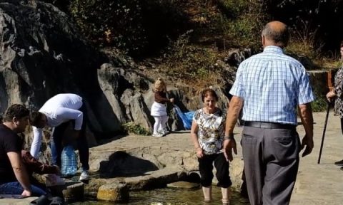Uji shërues në fshatin kosovar, konsiderohet si ilaç për sëmundje të ndryshme – video