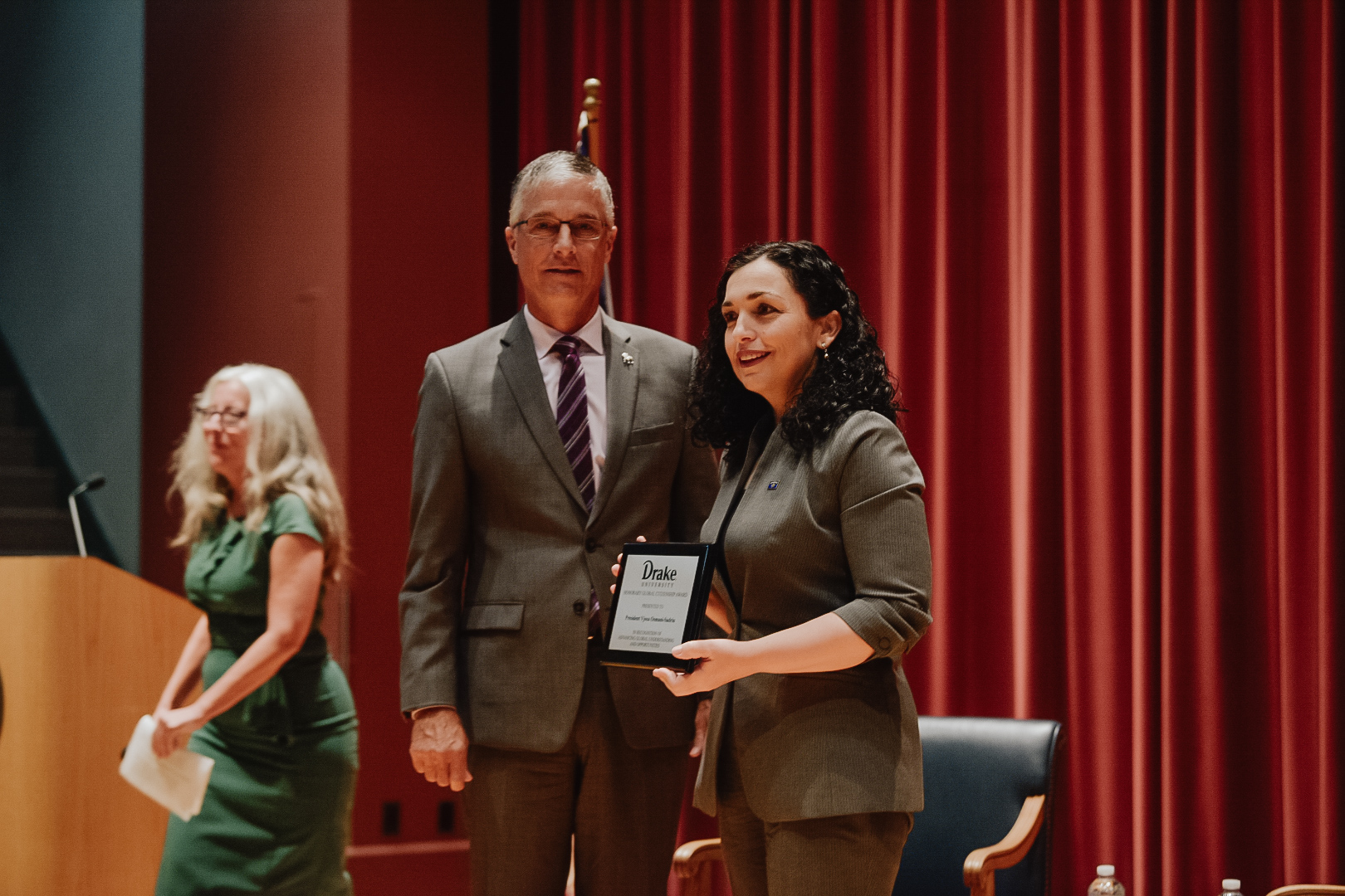 Presidentja Osmani nderohet me “Çmimin për Qytetari Globale” në Iowa, përmend sfidat e Kosovës deri te pavarësia