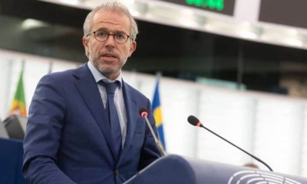 Eurodeputeti holandez, Reuten: Bashkimi Evropian duhet ta ndëshkojë Serbinë