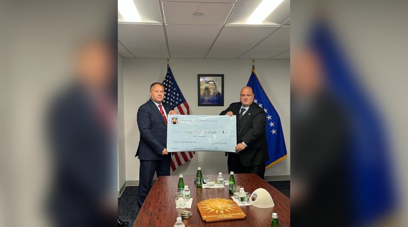 Policët shqiptarë në Amerikë dorëzojnë çekun 60 mijë dollarë, për familjen e Afrim Bunjakut