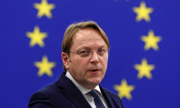 Një grup eurodeputetësh kërkojnë dorëheqjen e komisionerit të zgjerimit Oliver Várhelyi