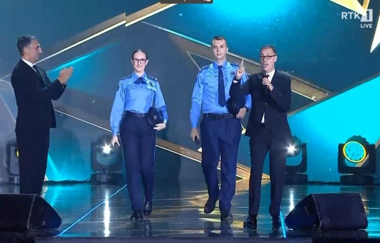 Ngjitja në skenë e policëve, momenti emocionues në Festivalin e Këngës