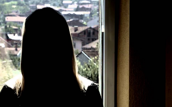 Skandaloze: E mitura kosovare raporton se ka kryer disa herë marrëdhënie seksuale me vajzën e axhës