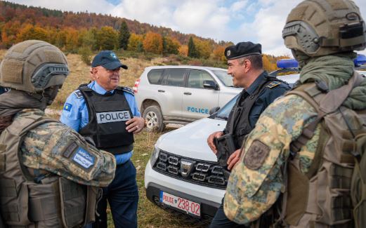 KFOR-i bashkë me policinë e Kosovës patrullon për sigurinë e kufijve