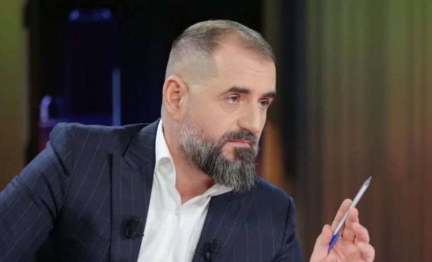 Mediet shqiptare hedhin dyshime: Çim Peka i përfshirë në pastrimin e parave të familjes Berisha