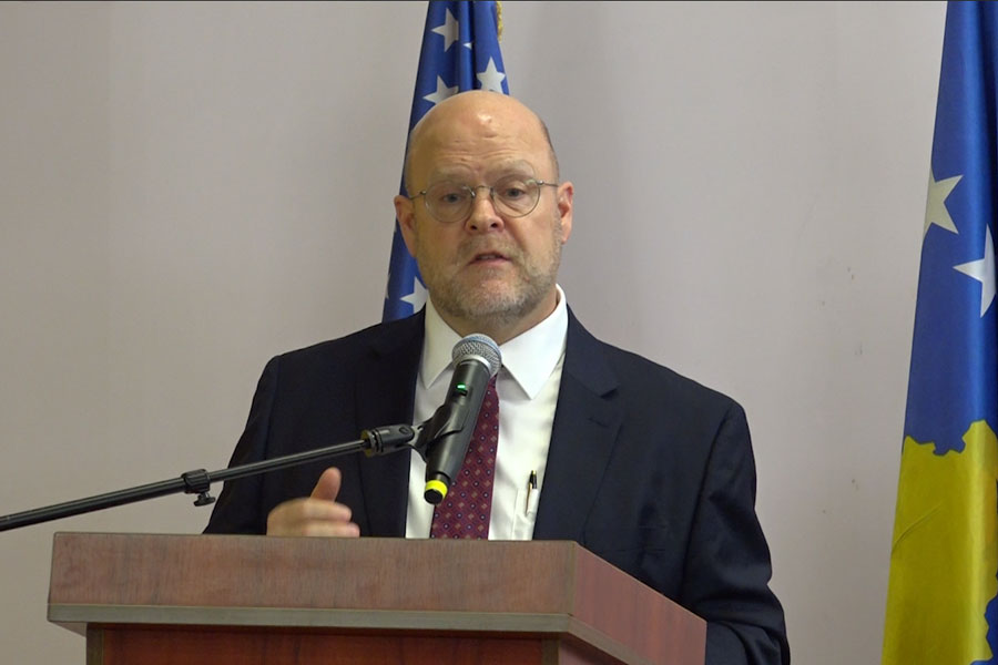 Ambasadori Hovenier: “Asociacioni të bëhet urgjentisht, por me kufizime”