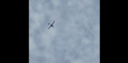 Kosova teston dronët bajraktarë, i lëshon në qiell (pamje)