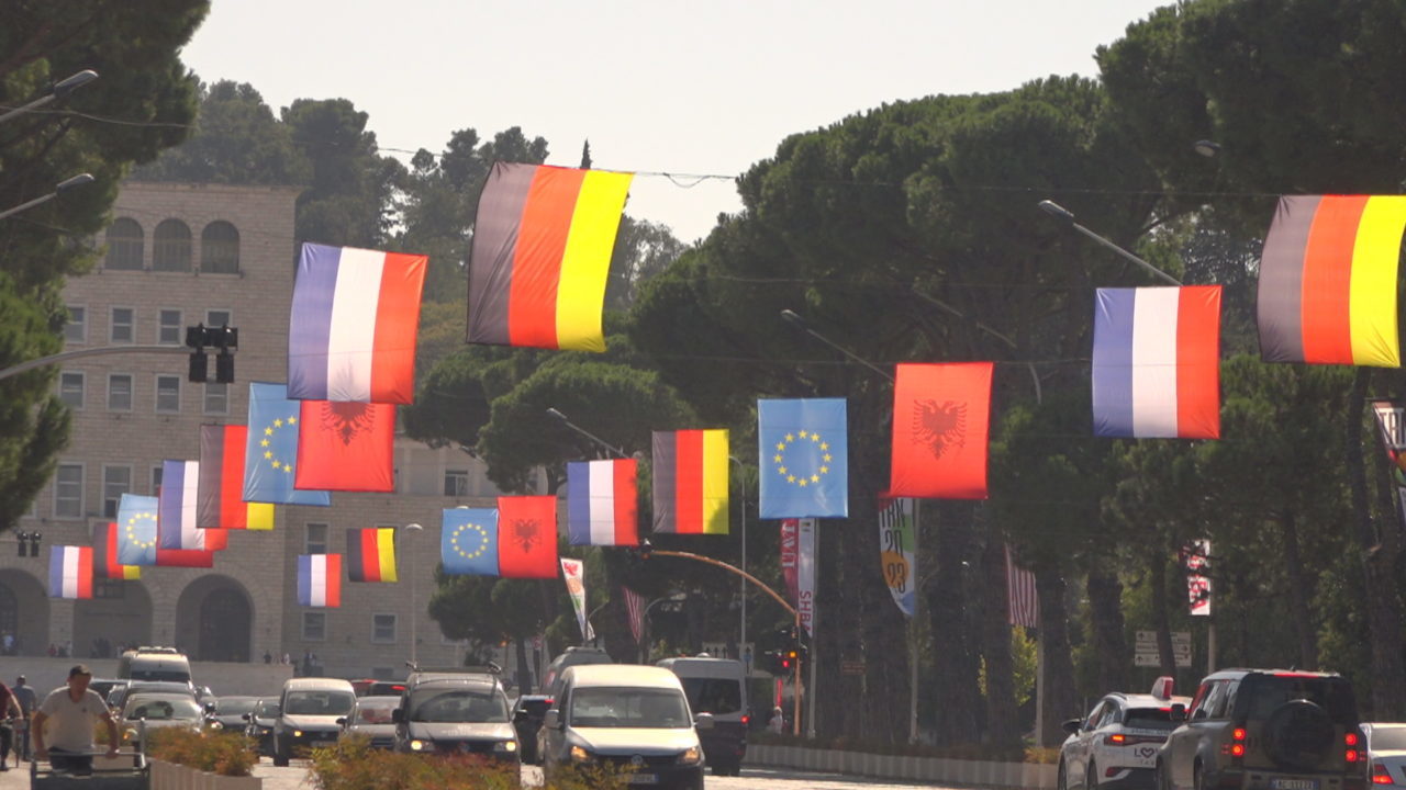 Tirana ‘vishet’ me flamujt e shteteve të BE-së, këngët e vallet kumbojnë para Samitit të Berlinit