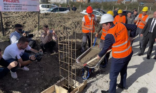 Kurti vendos gurthemelin e fundërruesit për sistemin e filtrimit të ujit të pijes në Klinë: Vendi ka 6 lumenj, e i mungon uji i pijes