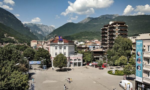 Dyshohet se dhunoi një grua, pejani arrestohet e më pas lirohet