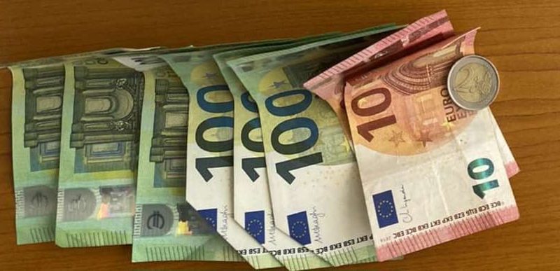 Falsifikimi i parave, një burrë në Prishtinë njofton se ka pranuar mbi 1 mijë euro false