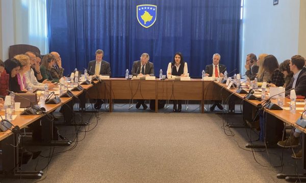 Ambasadorët kërkojnë dinamikë në dialog, zyrtarët kosovarë nuk i kursejnë kritikat ndaj BE-së