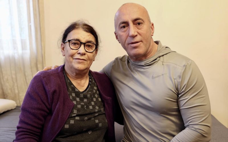 Ditëlindja e heroit Luan Haradinaj, Ramushi uron nënën Rukë