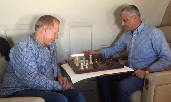 Thaçi dhe Pacolli, dikur gjatë udhëtimeve të tyre në avionin e milionerit kosovar, duke luajtur shah