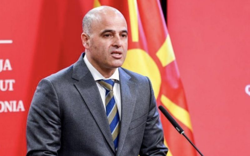 Kryeministri maqedonas uron Ditën e Alfabetit të Gjuhës Shqipe: Është gjuha e vëllait tim