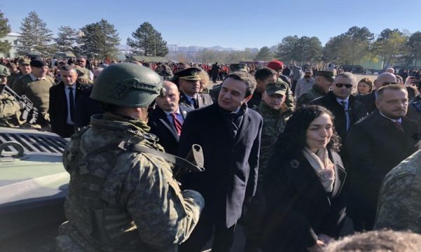 Osmani dhe Kurti arrijnë në kazermën “Adem Jashar” për Ditën e Forcës