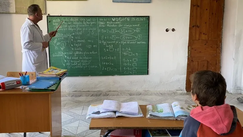 Mësuesi shqiptar hero – Ecën 3 orë në këmbë për të mësuar nxënësin e vetëm të shkollës