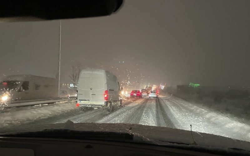 Shkak bora, vështirësohet magjistralja Prishtinë – Pejë, Haradinaj – qeveritarëve: Dilni pak në terren