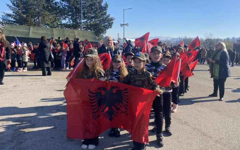 Shumë qytetarë e fëmijë vizitojnë kazermën “Adem Jashari”