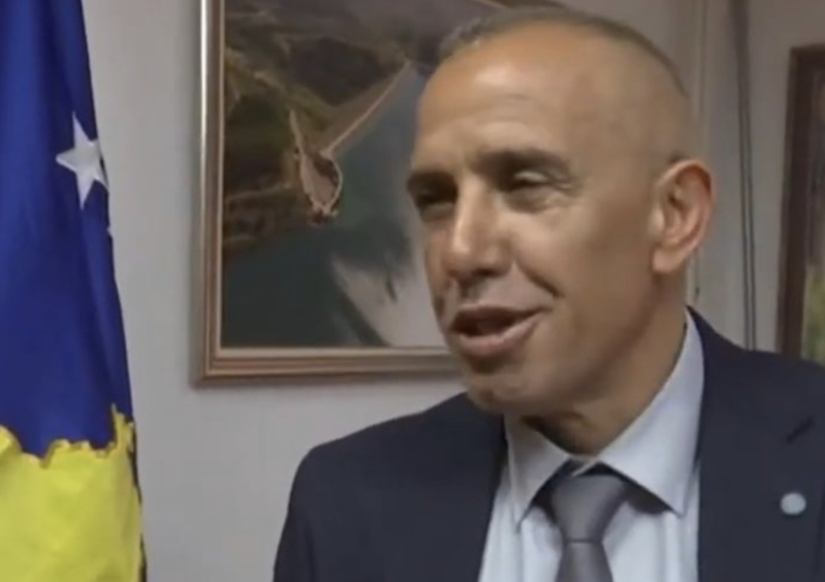Zeqiri i reagon ministrit Krasniqi: Deklaratat e tij i ngjajnë një militanti partiak