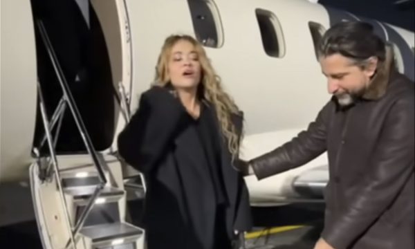 Rita Ora vjen në Kosovë dhe e prek tokën, Përparim Rama: Momente të paharrueshme na presin