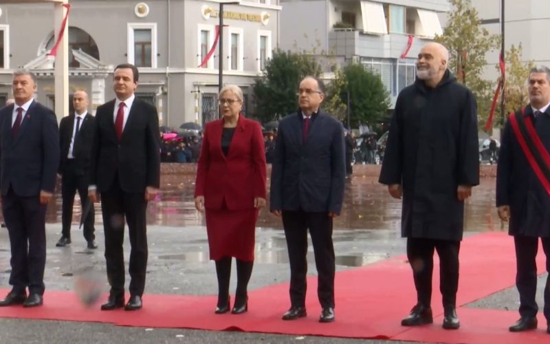 Kurti pjesëmarrës në ceremoninë e ngritjes së flamurit në Vlorë me rastin e pavarësisë së Shqipërisë