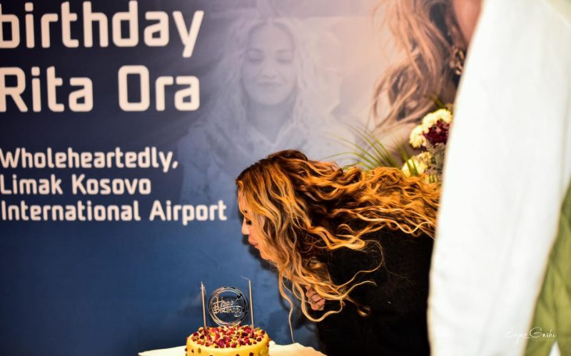 Rita Ora pritet me tortë nga Aeroporti i Prishtinës