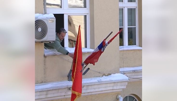 Vendoset flamuri shqiptar në godinën e komunës në Preshevë, Arifi: Le të valojë flamuri më i bukur në botë (VIDEO)