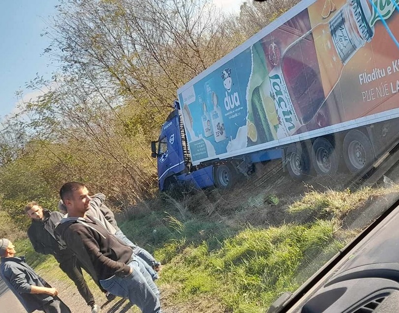 Aksident në Leshan të Pejës, kamioni përfundon jashtë rrugës