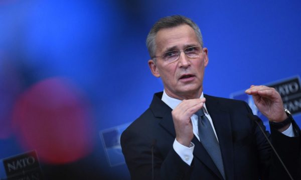 Stoltenberg mbërrin në Kosovë, mediat serbe raportojnë se ai erdhi përmes Merdares