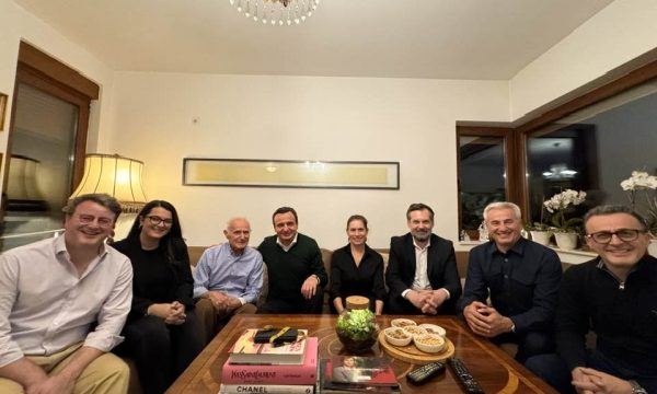 Kurti e ministri Çeku në shtëpinë e Arianit Kocit, shijojnë pite me spinaq
