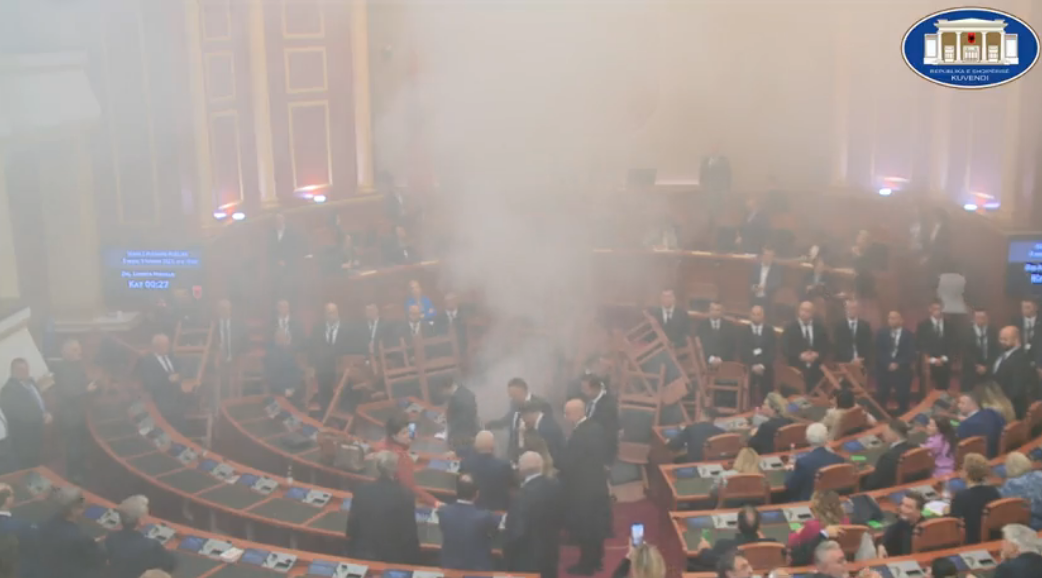 Karrige e tym nga gazi lotsjellës, sërish kaos në Parlamentin e Shqipërisë
