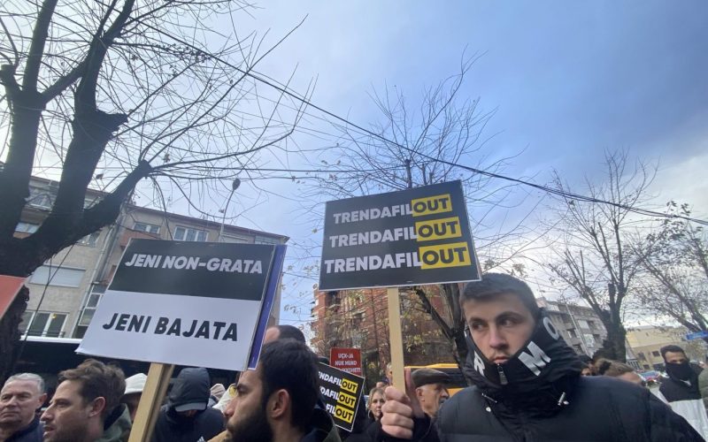 “Jeni non-grata, jeni bajata” PSD-ja proteston kundër vizitës së Trendafilovës në Kosovë