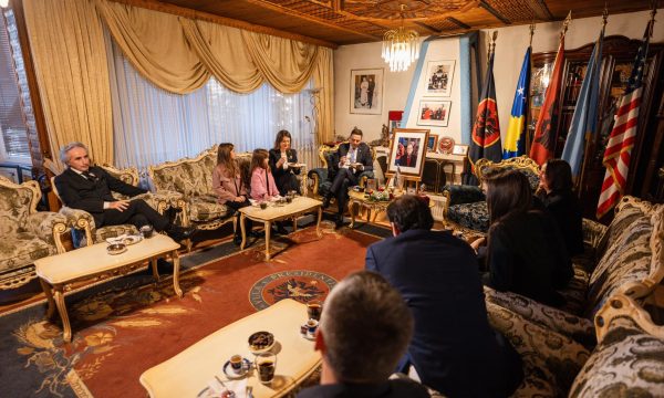 Abdixhiku te familja Rugova me rastin e ditëlindjes së ish-presidentit, veçon torten e preferuar të themeluesit të LDK-së