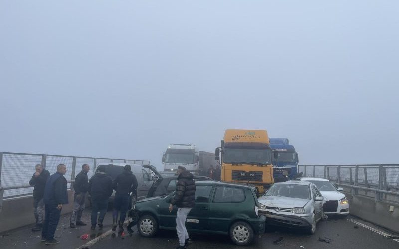 Aksident i rëndë në Fushë Kosovë, përfshihen disa vetura, kamionë e një furgon