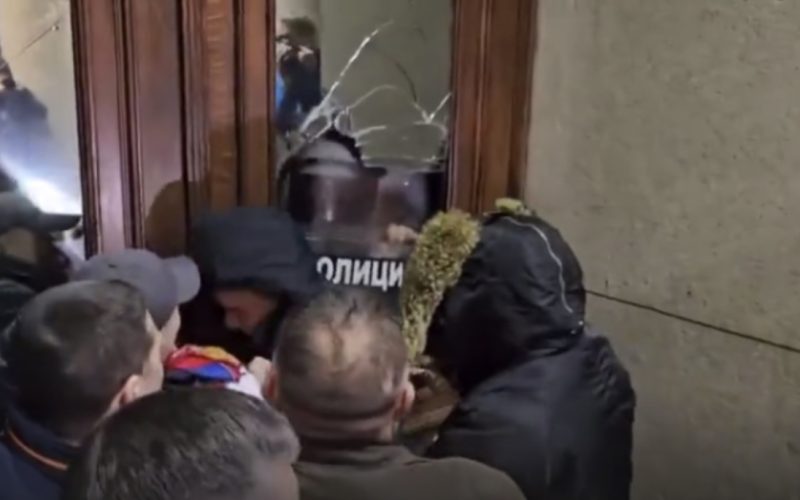 Eskalon protesta: Protestuesit tentojnë të hyjnë në Kuvendin e Serbisë, policia u përgjigjet me gaz lotsjellës