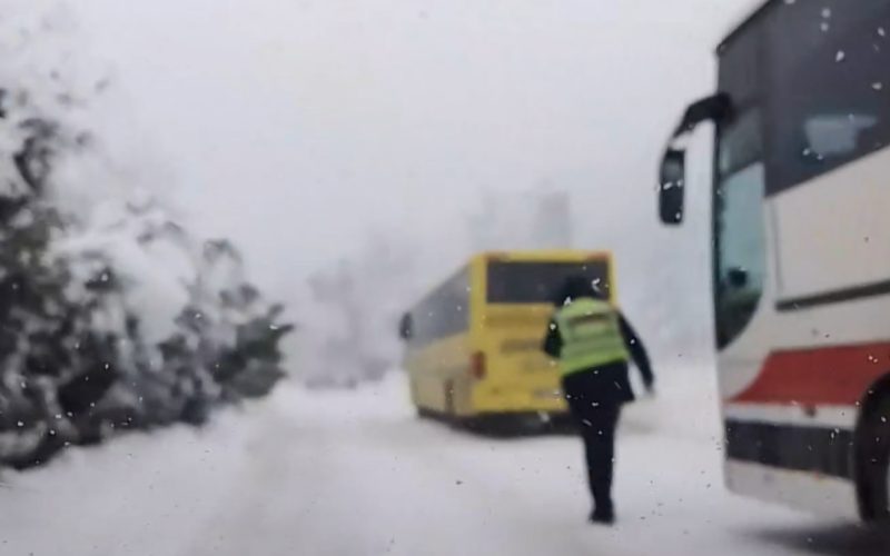 Bllokimi i rrugës për në Brezovicë, mbesin në rrugë disa autobusë e vetura