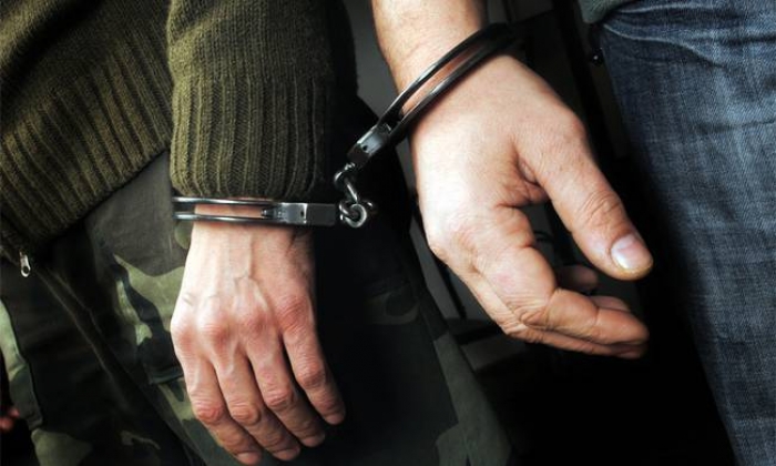 Arrestohen dy persona në Prishtinë, iu gjeten 18 qese me marihuanë e një revole