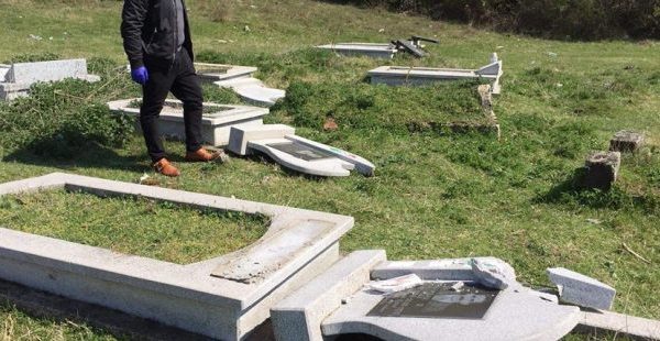 Dëmtohen disa varreza në Rahovec